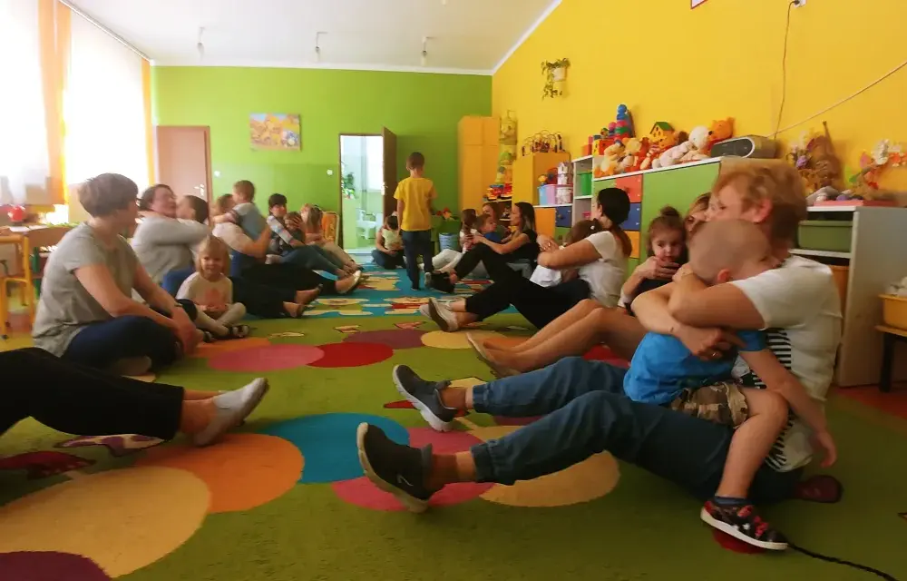 Pomysły na zabawy dla dzieci i rodziców w szkole, które zintegrują całą rodzinę