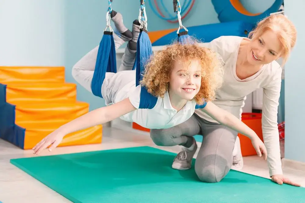 Terapia sensoryczna na czym polega – podstawy, korzyści i ćwiczenia dla dzieci