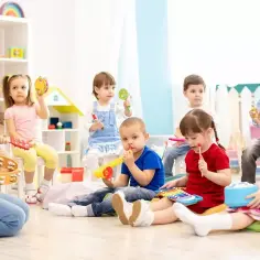 Dzieci bawią się instrumentami muzycznymi w przedszkolu.