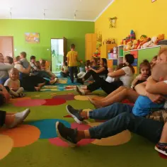 Pomysły na zabawy dla dzieci i rodziców w szkole, które zintegrują całą rodzinę