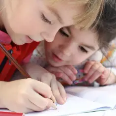 Klasa integracyjna co to? Zrozum, jak wspiera dzieci z niepełnosprawnościami