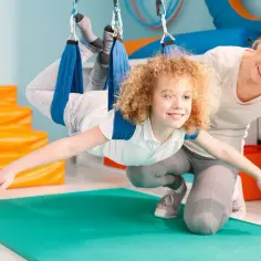Terapia sensoryczna na czym polega – podstawy, korzyści i ćwiczenia dla dzieci