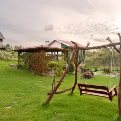 Jakie drewno na huśtawkę ogrodową? Wybierz najlepsze i trwałe opcje