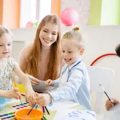 Ile naprawdę zarabia nauczyciel wspomagający w przedszkolu? Sprawdź teraz!