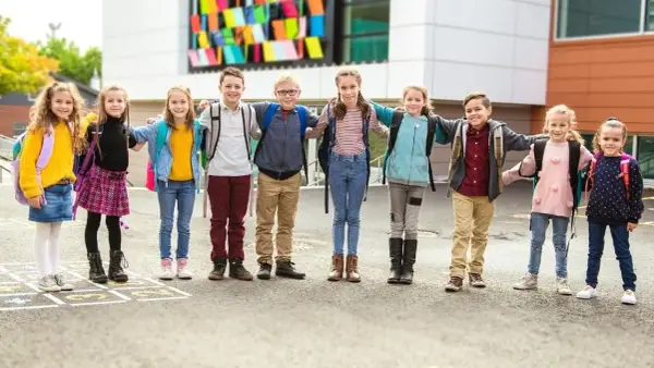 Zabawy integracyjne dla klas 1-3, które wzmocnią współpracę dzieci