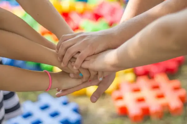 Najlepsze gry integracyjne dla dzieci, które rozweselą każdą grupę