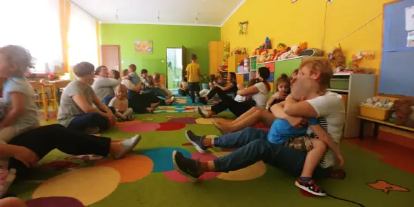 Pomysły na zabawy dla dzieci i rodziców w szkole, które zintegrują całą rodzinę