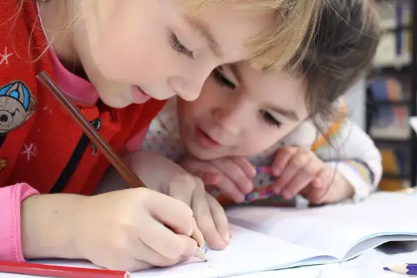 Klasa integracyjna co to? Zrozum, jak wspiera dzieci z niepełnosprawnościami
