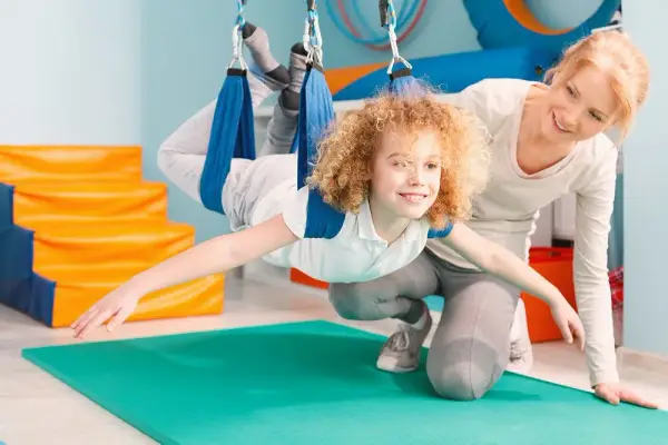 Terapia sensoryczna na czym polega – podstawy, korzyści i ćwiczenia dla dzieci