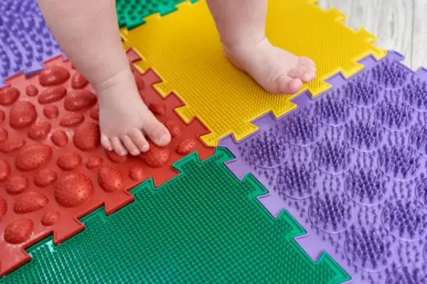 Czym jest integracja sensoryczna i jak wpływa na rozwój dziecka? Praktyczne wskazówki